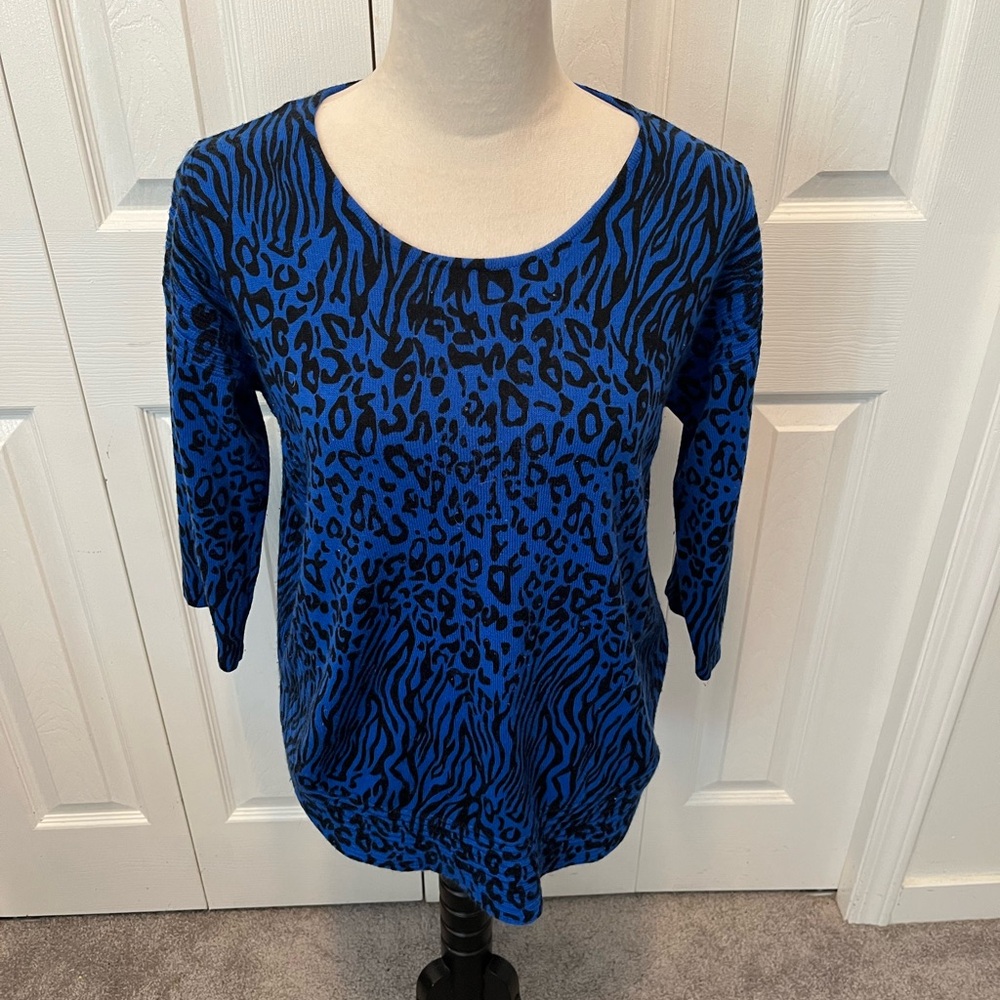 Dana Buckman size M Blue Animal Print Women's Top